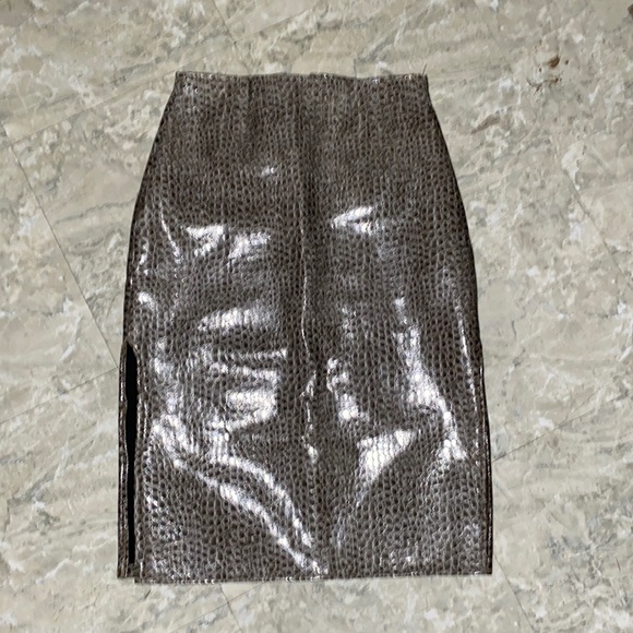 High waisted skirt just like the picture size small - Picture 2 of 5